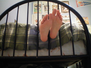 1280px-Bed_Feet_006